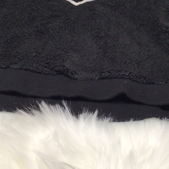 H&M faux fur black sweatshirt with print. - Picture 7 of 16